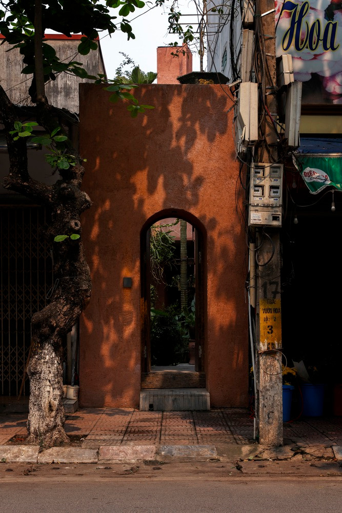 Việc sử dụng vật liệu địa phương và công thức đất ô liu cải tiến cũng tối đa hóa khả năng làm mát và hút ẩm.