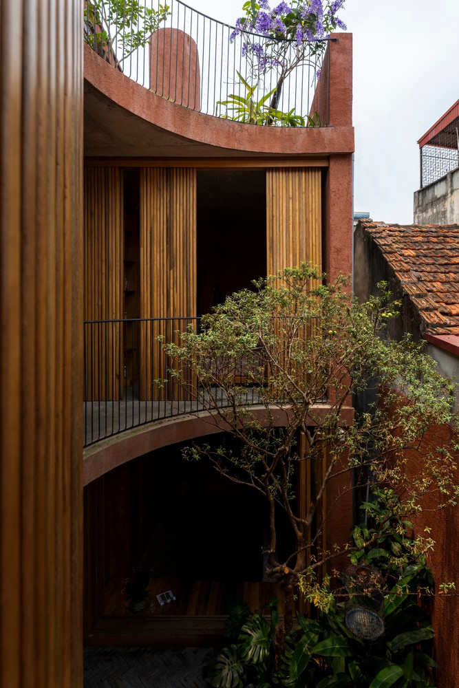 Vật liệu hoàn thiện là ô liu đất, một hỗn hợp vật liệu được cải tiến theo phương pháp truyền thống của Bắc Bộ giúp mát về mùa hè và giữ ấm về mùa đông. Đặc biệt có khả năng hút ẩm trong điều kiện khí hậu ẩm ướt đặc trưng của miền Bắc Việt Nam. Nguồn ảnh: Cao Xuan Hoa