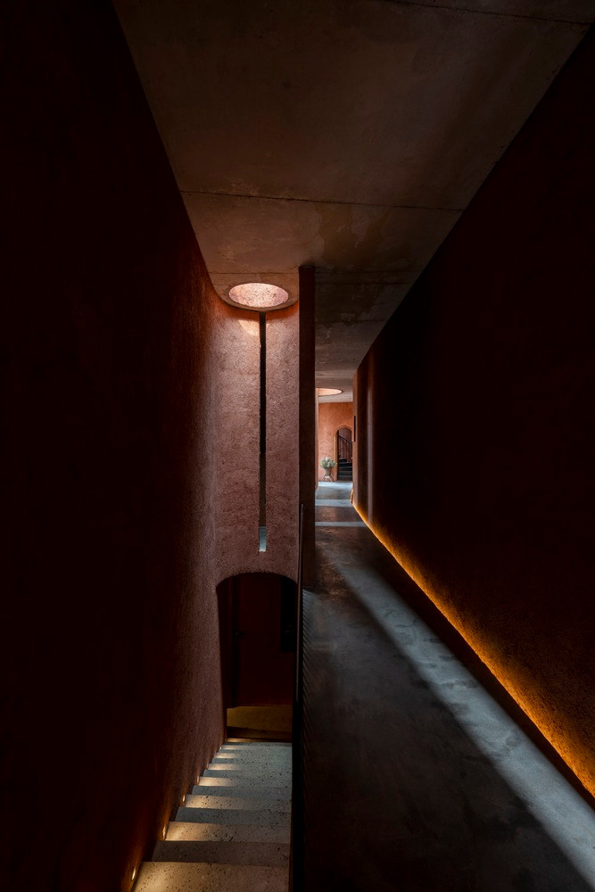 Ánh sáng trong nhà được xử lý bằng sự kết hợp tối đa giữa ánh sáng tự nhiên và gương phản chiếu, tạo nên những mảng đổ bóng tinh tế cho lối đi, không gian chung và phòng riêng.