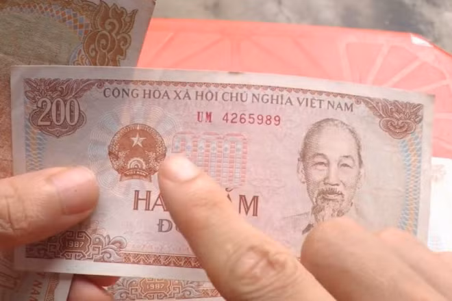 Tờ tiền mệnh giá 200 đồng được phát hành năm 1987. Ảnh: Internet