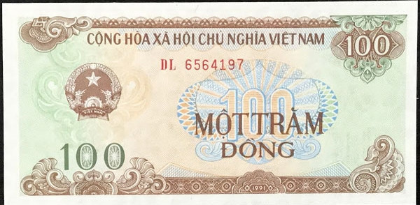 Mặt trước của tờ 100 đồng là hình Quốc Huy, hoa văn. Ảnh: Muabantien