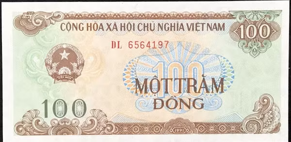 Mặt trước của tờ 100 đồng là hình Quốc Huy, hoa văn. Ảnh: Muabantien
