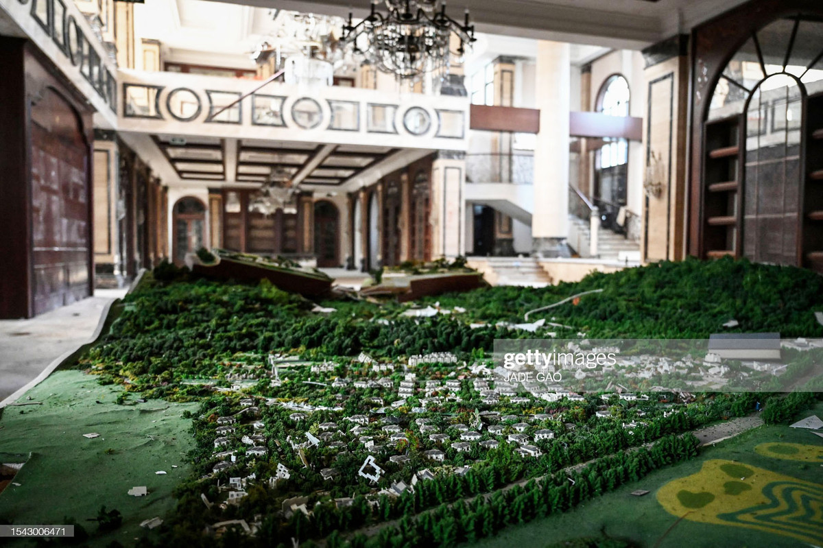 Trung Quốc được biết đến là quốc gia có nhiều thị trấn “ma”. Theo Business Insider, thống kê vào năm 2020, Trung Quốc có khoảng 65 triệu ngôi nhà bị bỏ hoang.