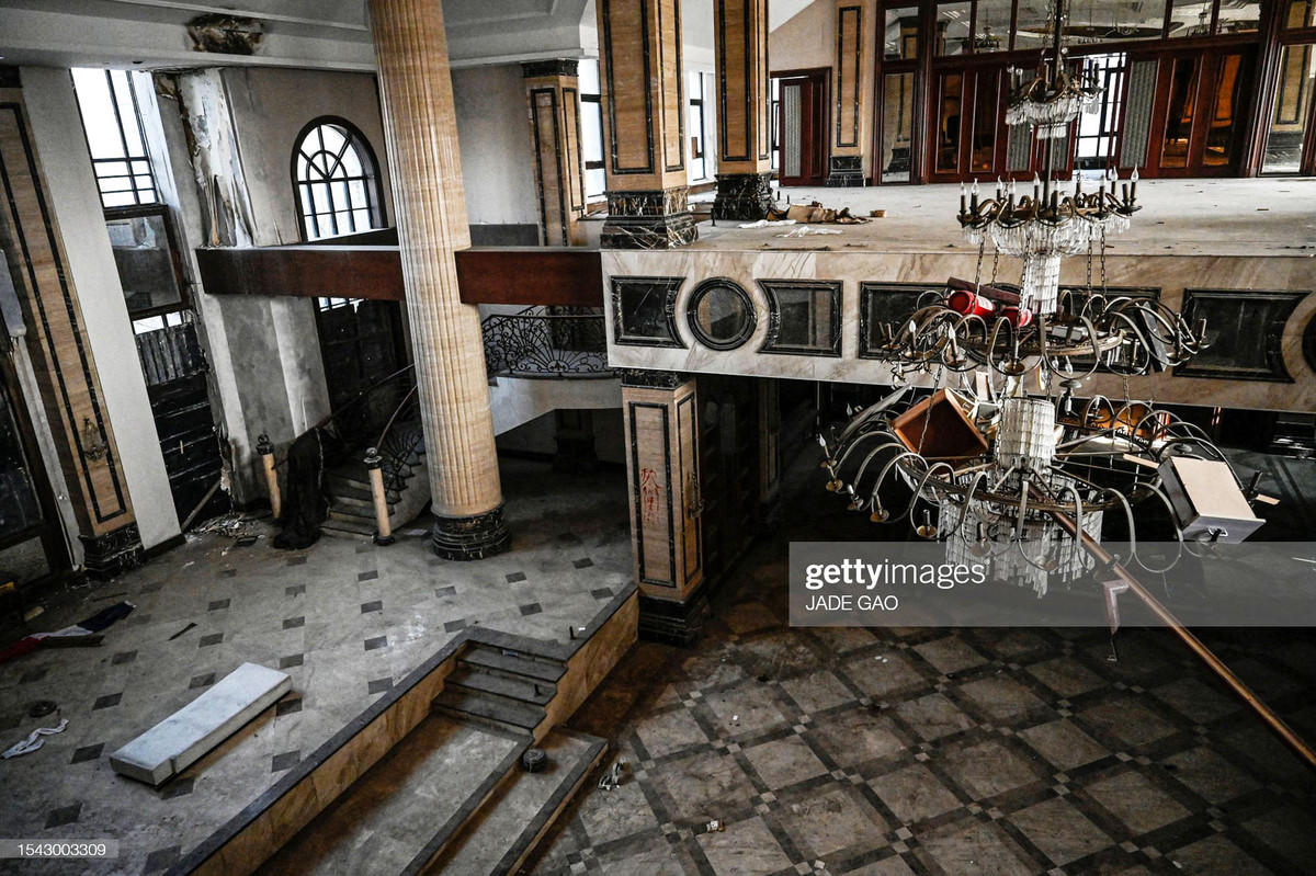 Khung cảnh tan hoang bên trong căn biệt thự giống như hậu tận thế.