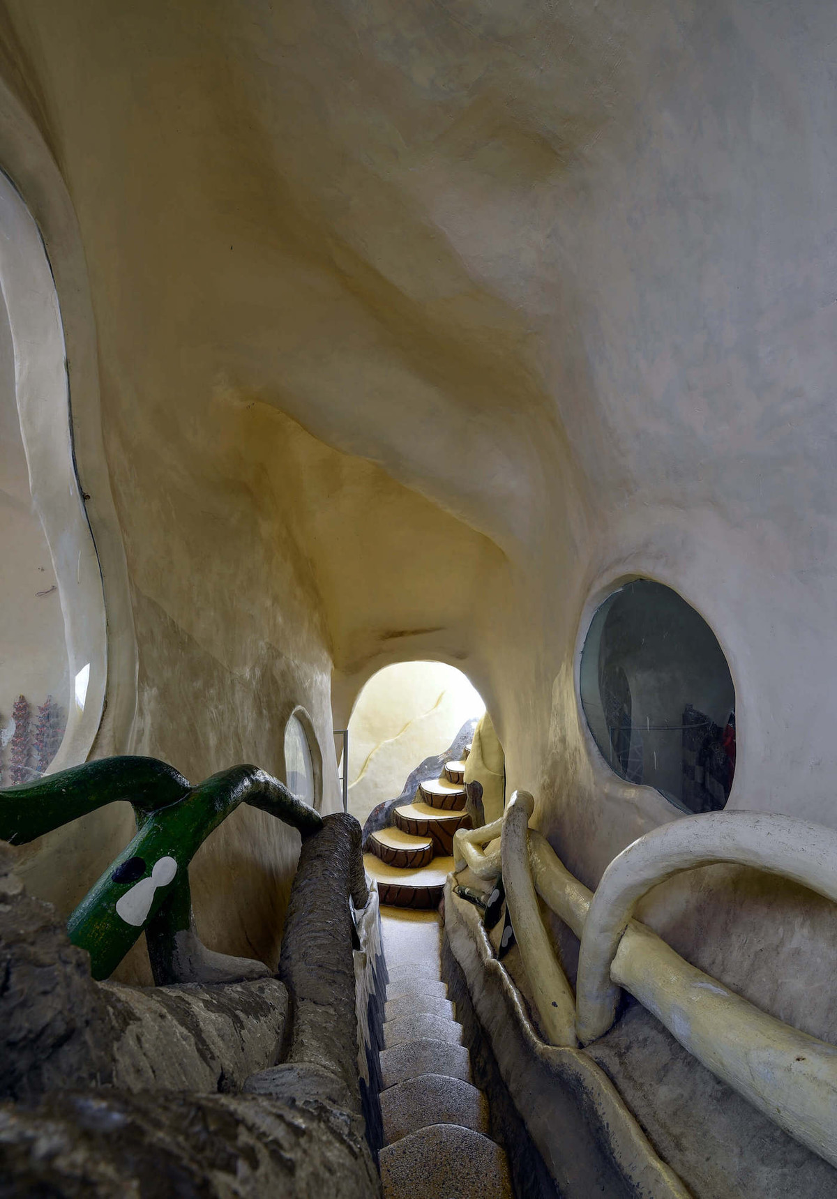 Rễ cây loằng ngoằng xuất hiện khắp nơi. Ảnh: Amazingarchitecture