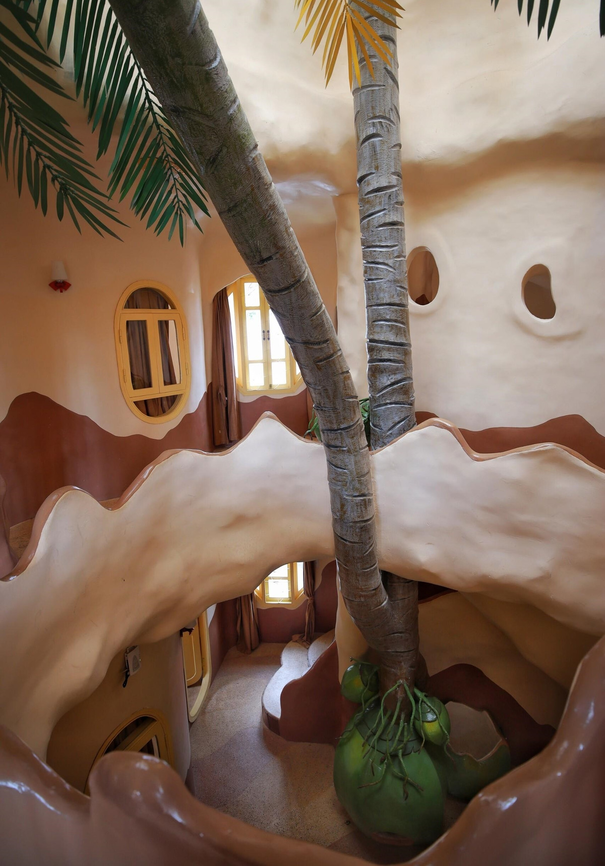 Bên trong toà nhà bao gồm hang động, hành lang, cầu thang đều được thiết kế quanh co không theo bất cứ phong cách đặc trưng nào. Ảnh: VTCNews