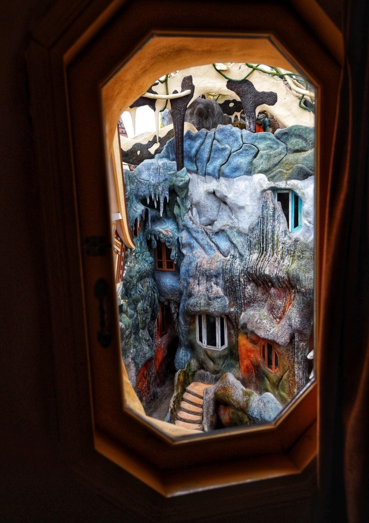 Những ô cửa sổ lồi lõm, hình thì kỳ lạ. Ảnh: VTCNews