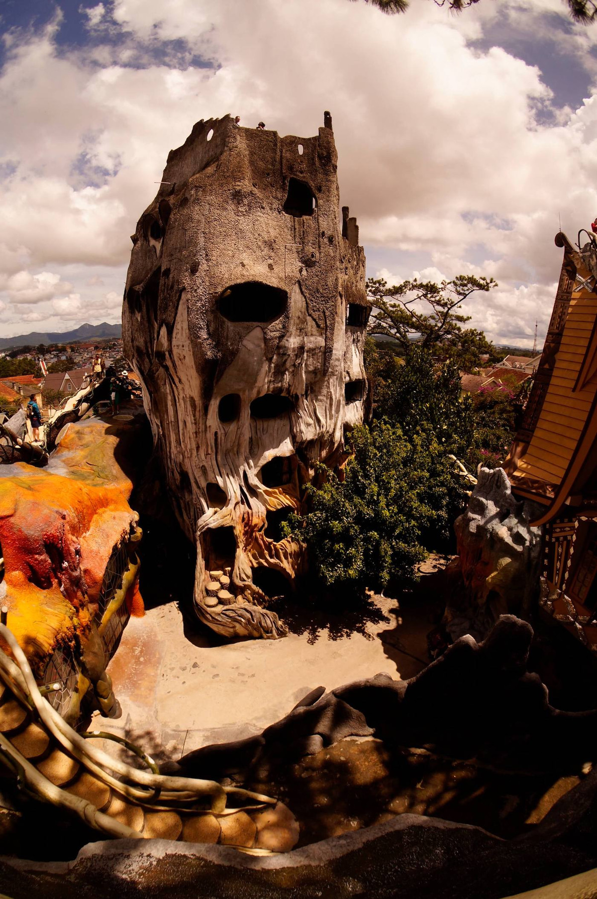 Giữa các tòa nhà là những rễ cây xương xẩu làm từ bê tông và mạng nhện khổng lồ làm bằng dây kẽm. Ảnh: Amazingarchitecture