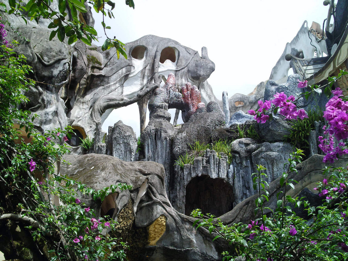 Ngôi nhà này từng được xếp vào nhóm 10 căn nhà kỳ lạ nhất theo bình chọn của tờ Nhân Dân nhật báo (Trung Quốc). Crazy House cũng bất ngờ xuất hiện hẳn trên một bài viết riêng của trang CNN nổi tiếng nước Mỹ. Thậm chí, trang CNN không tiếc lời so sánh công trình kiến trúc này với những tác phẩm của nghệ sĩ nổi tiếng thế giới. Ảnh: Amazingarchitecture