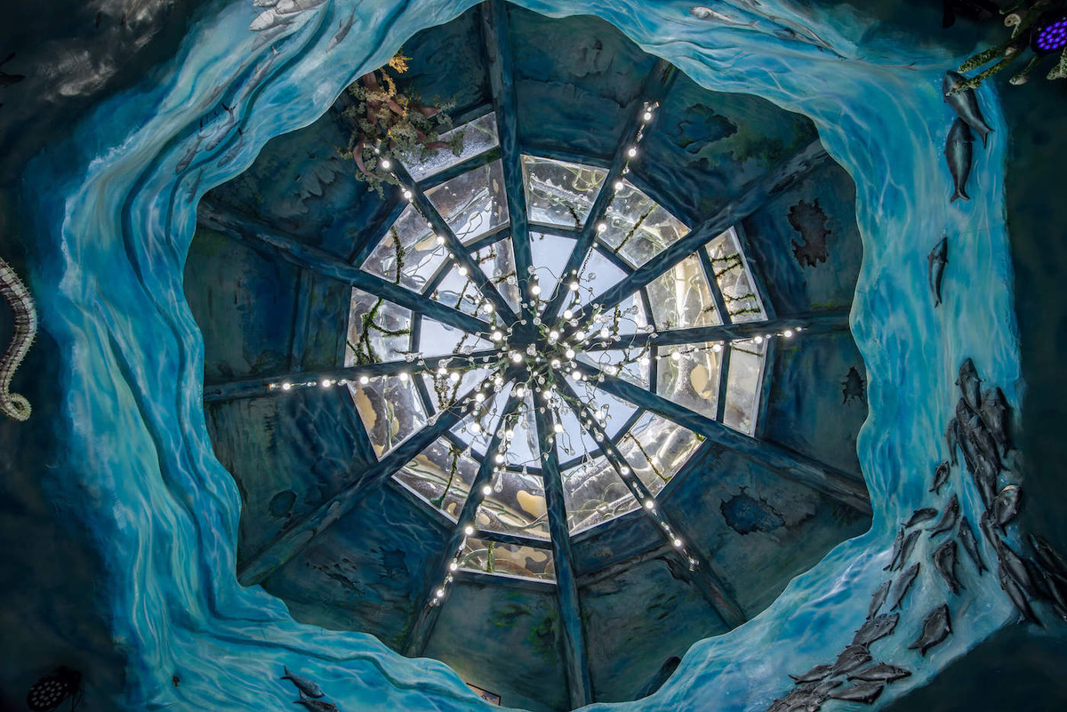 Đáng chú ý, từ trần đến cửa và mái đều thiết kế tuỳ hứng không theo quy luật mà thả sức uốn lượn. Ảnh: Amazingarchitecture