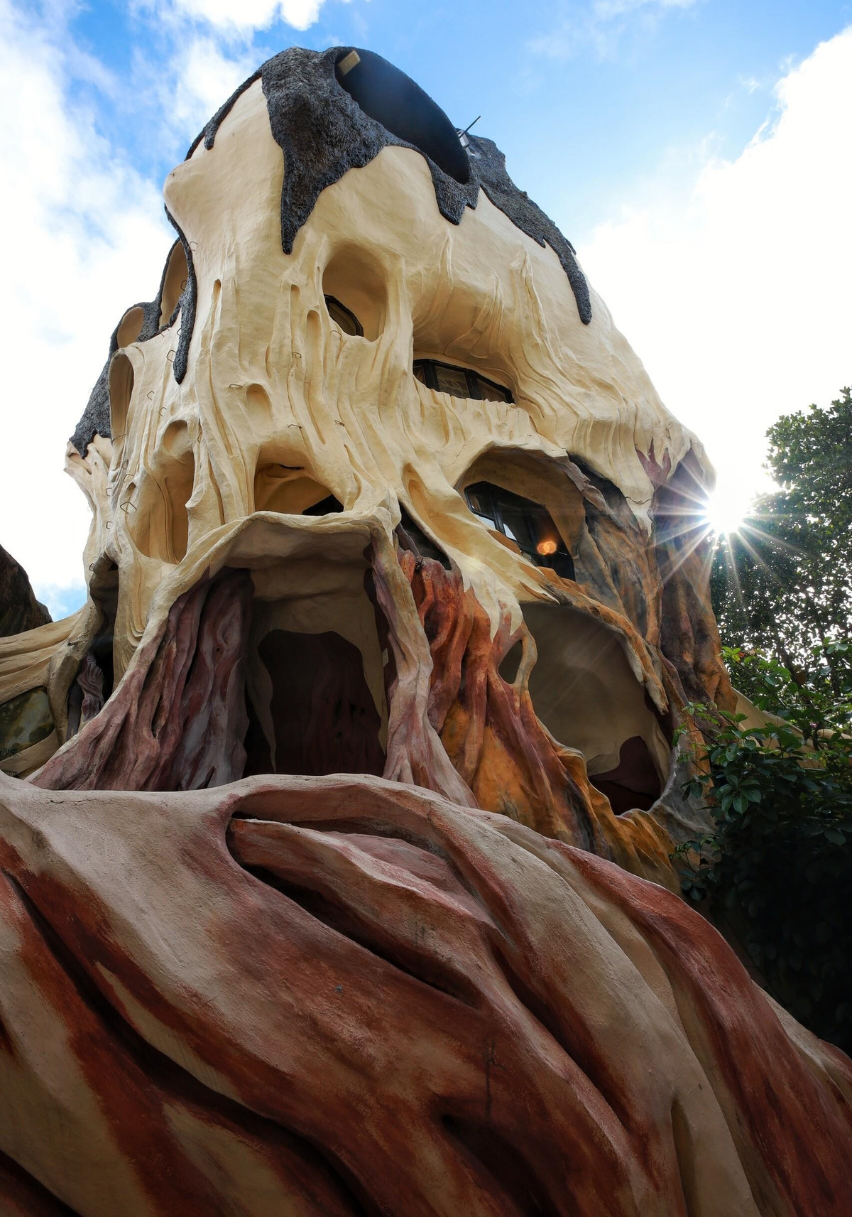 Nếu nhìn kỹ, những ô cửa sổ này tựa như những con mắt của thú rừng, tạo cảm giác như đang lạc vào khu rừng kỳ lạ và bí hiểm. Ảnh: VTCNews