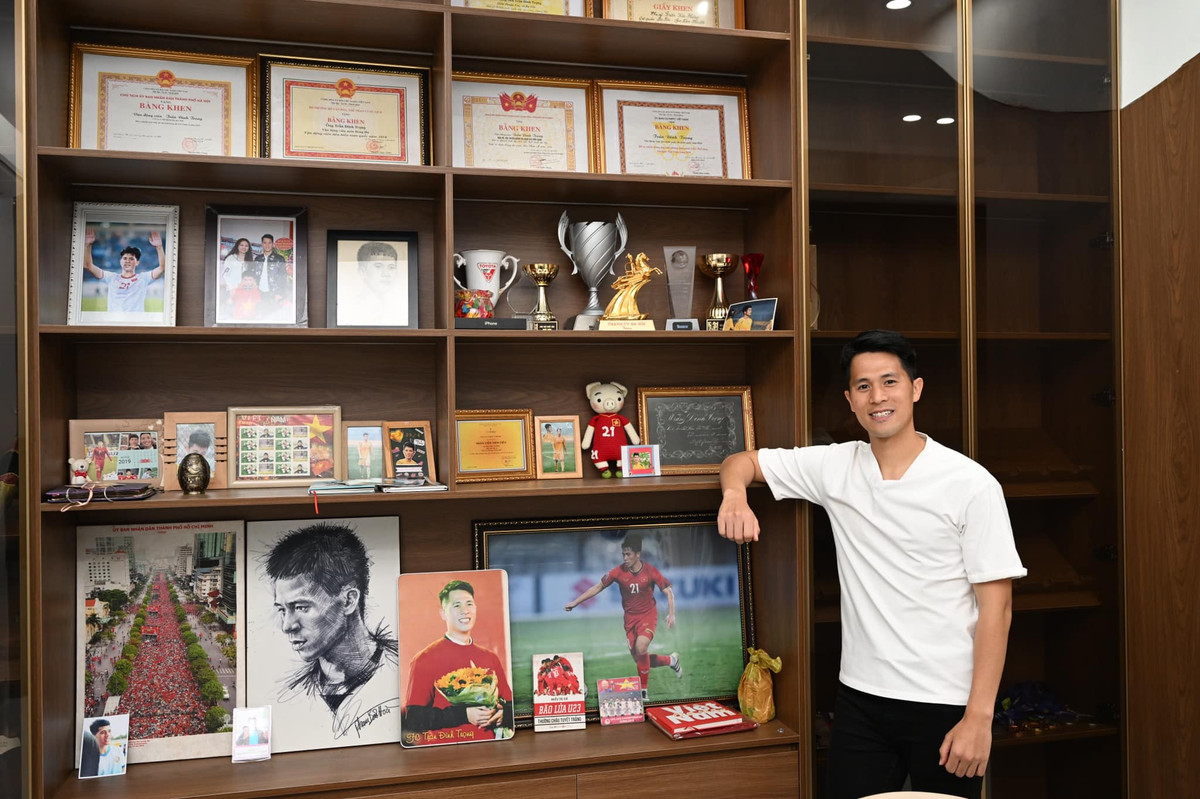 Trong nhà, Đình Trọng dành hẳn một không gian lớn để treo các giải thưởng, bằng khen. Ảnh: FBNV