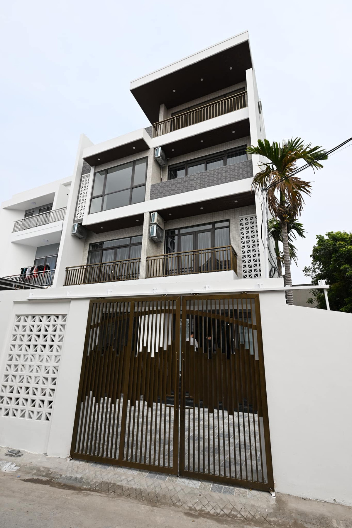 Ngôi nhà có tông màu trắng chủ đạo, khá rộng rãi. Ảnh: FBNV