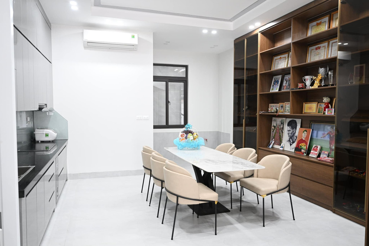 Khu vực bếp và bàn ăn rộng rãi, có gam màu trắng chủ đạo. Ảnh: FBNV