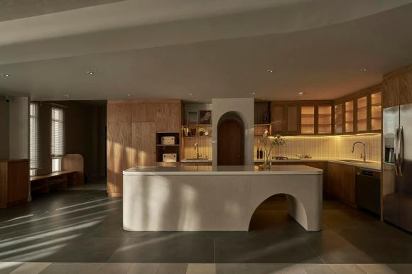 Tháng 10 năm ngoái, nữ ca sĩ khoe hình ảnh căn nhà mới thu hút sự chú ý. Căn hộ mới của Phạm Quỳnh Anh thiết kế sang trọng, có màu trắng chủ đạo.