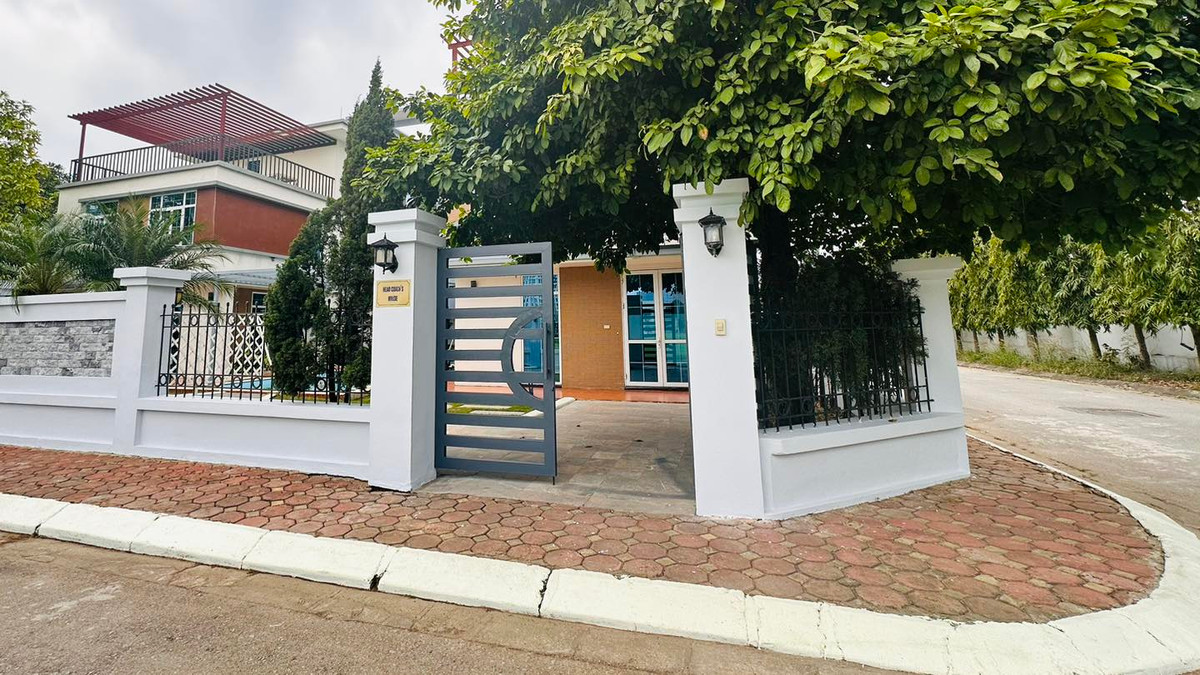 HLV Troussier được VFF bố trí ở tại khu biệt thự dành cho chuyên gia nước ngoài thuộc Trung tâm bóng đá trẻ Việt Nam. Đây cũng là nơi ở của huấn luyện viên Park Hang-seo trong 5 năm làm việc tại Việt Nam. Ảnh: Vlog Minh Hải