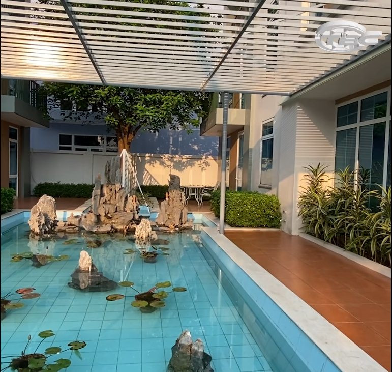 Trong khuôn viên biệt thự có bể bơi lớn. Ảnh chụp màn hình