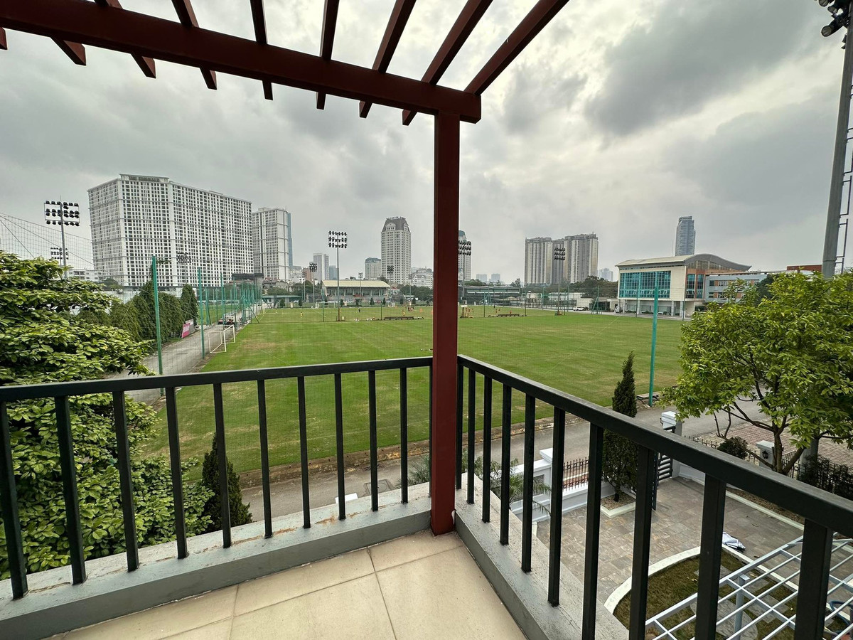 Từ căn nhà có thể quan sát rõ sân tập của đội tuyển Việt Nam. Ảnh: Dân Việt