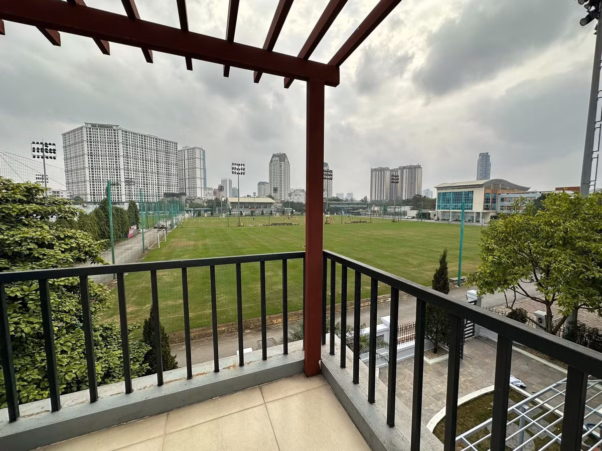 Từ căn nhà có thể quan sát rõ sân tập của đội tuyển Việt Nam. Ảnh: Dân Việt