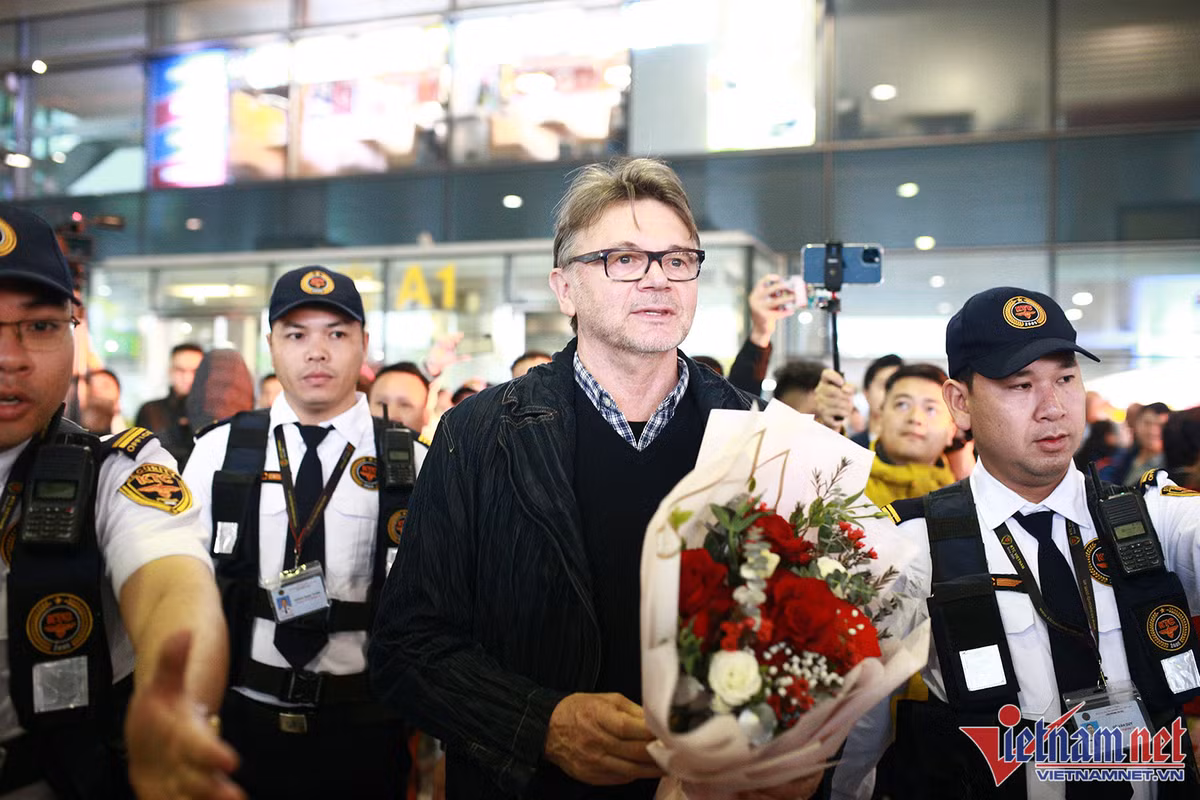 Sáng 26/2, HLV Philippe Troussier đến Hà Nội chuẩn bị nhận nhiệm vụ dẫn dắt đội tuyển Việt Nam. Ảnh: Vietnamnet