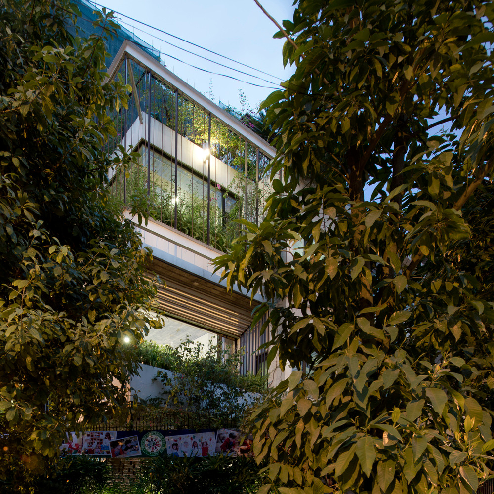 Theo đó, nhóm thiết kế sử dụng hệ lam chắn bằng thép bao bọc toàn bộ căn nhà. Thanh lam thép là điểm tựa cho hoa quấn vào.