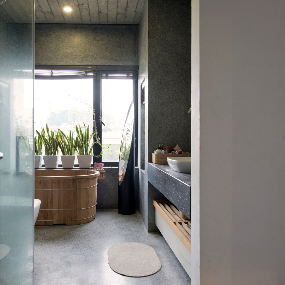 Nếu như bên ngoài là cây dây leo um tùm thì bên trong nhà được tận dụng các góc nhỏ hợp lý để đặt chậu cây.