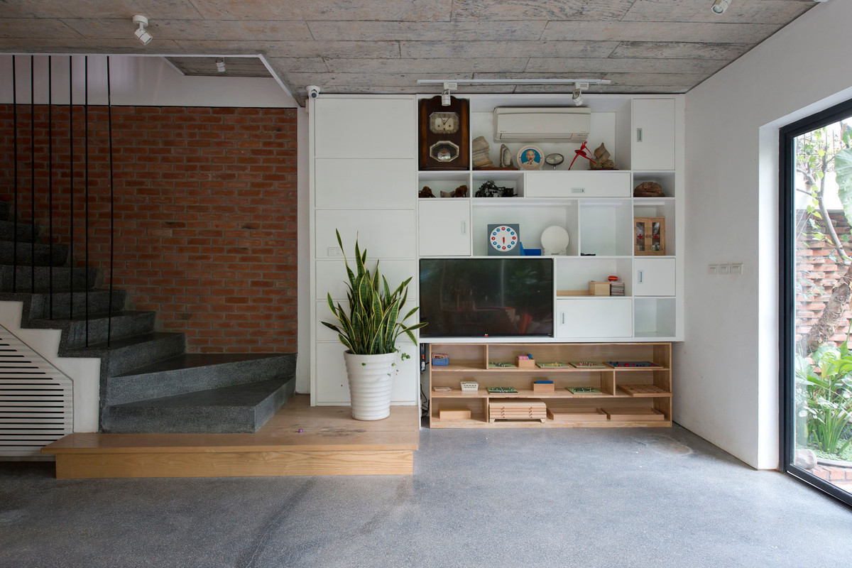 Không gian bên trong nhà được bố trí đơn giản, đáp ứng đầy đủ công năng cho 3 thế hệ sinh sống.