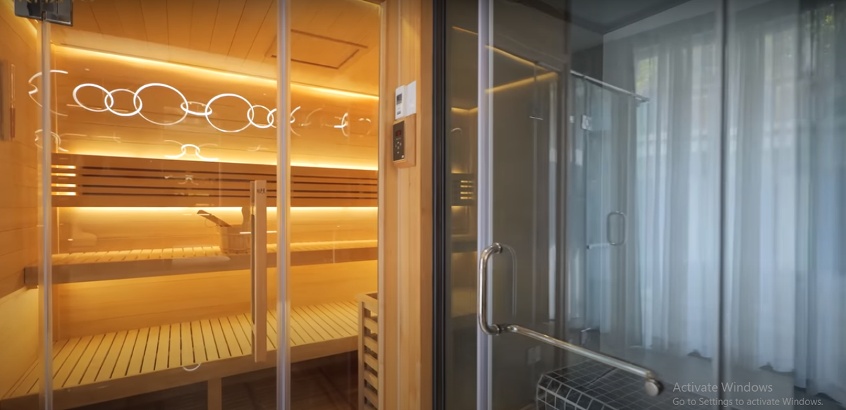 Trong nhà còn có hẳn khu xông hơi với phòng xông ướt, xông khô, phòng tắm… để có đa trải nghiệm ngay tại nhà.