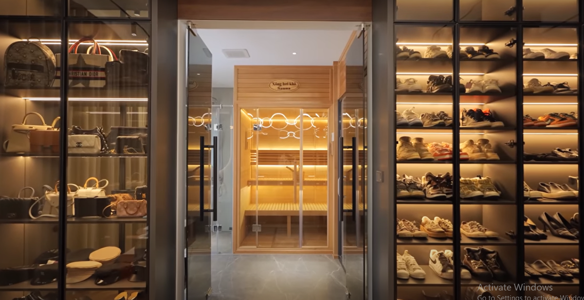 Phòng thay đồ trưng bày nhiều giày dép, túi xách, kính, nữ trang hàng hiệu.