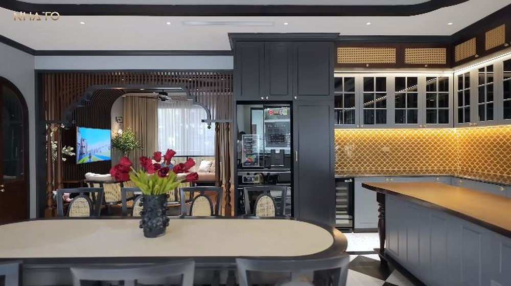 Phòng ăn và phòng bếp được thiết kế theo phong cách Indochine.