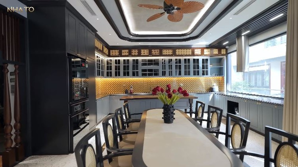 Sắp xếp những mảng xanh duyên dáng, gần gũi với thiên nhiên cũng được coi là điểm nhấn trong ngôi nhà phố này.