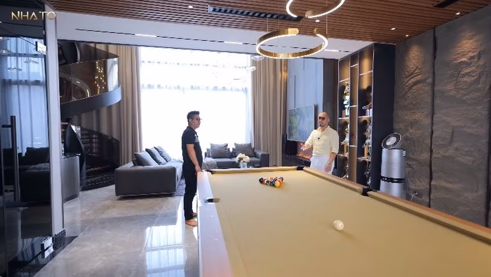 Căn nhà được xây 8 tầng, trong đó tầng 1 là nơi để xe, tầng 2 là bếp và phòng khách phụ, tầng 3 là không gian ngủ và vui chơi của trẻ em.