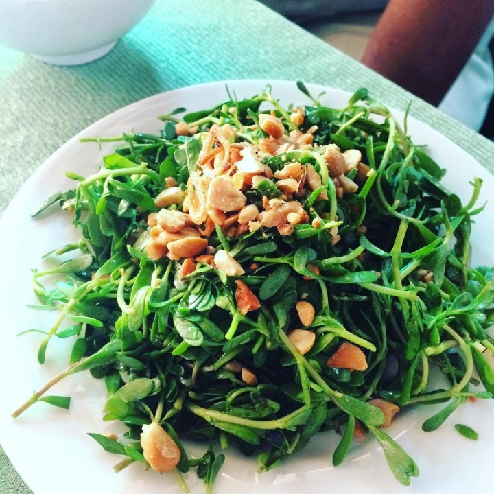 Vì thế, nhiều thời điểm giá loại rau này lên đến gần 100.000 đồng/kg, đắt hơn cả thịt nhưng nhiều người chẳng tiếc tiền để mua cho bằng được. Ảnh minh hoạ