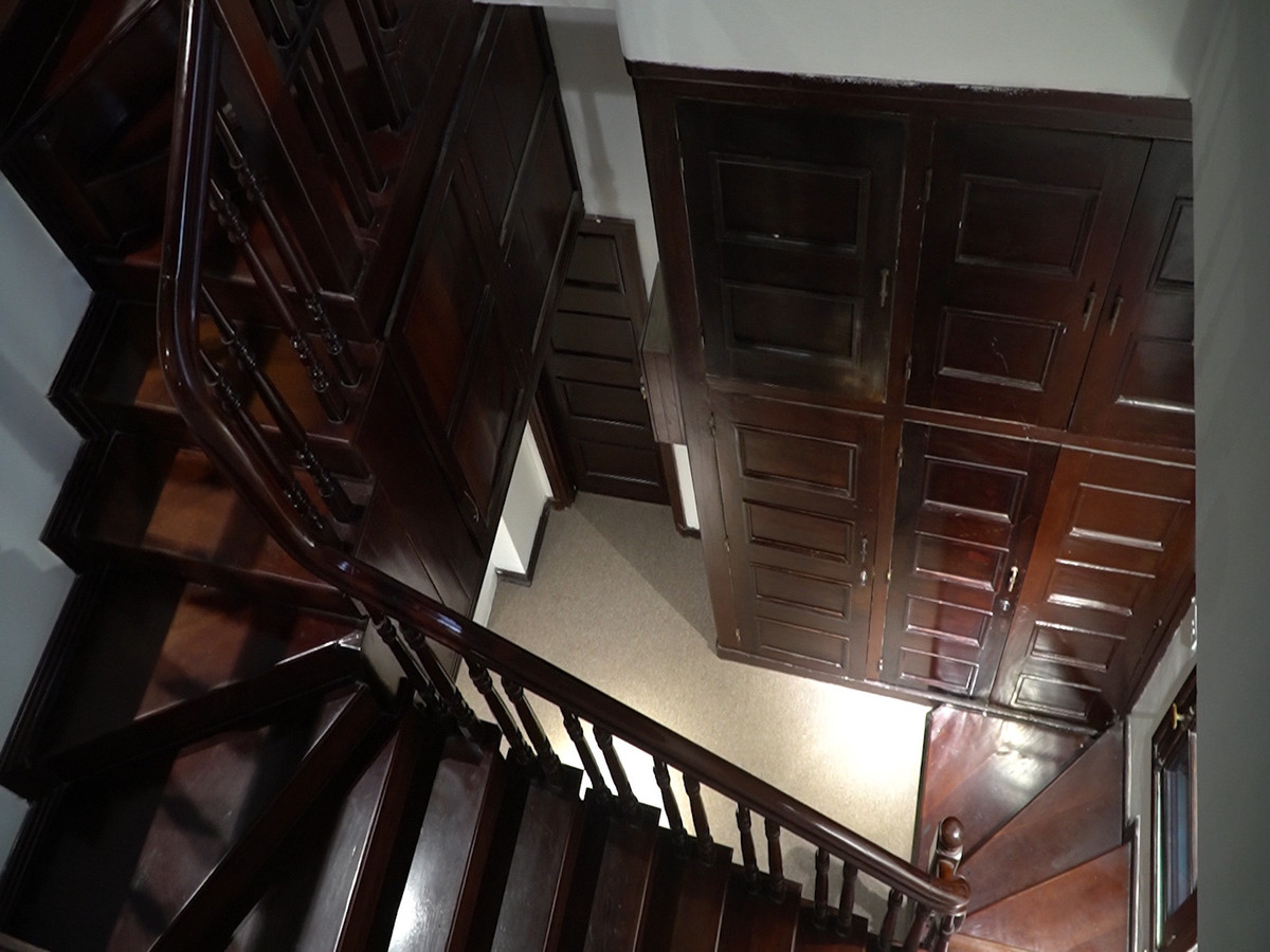 Cầu thang bằng gỗ lim, sau hơn 100 năm vẫn còn nguyên vẹn. Ảnh: Dân Việt