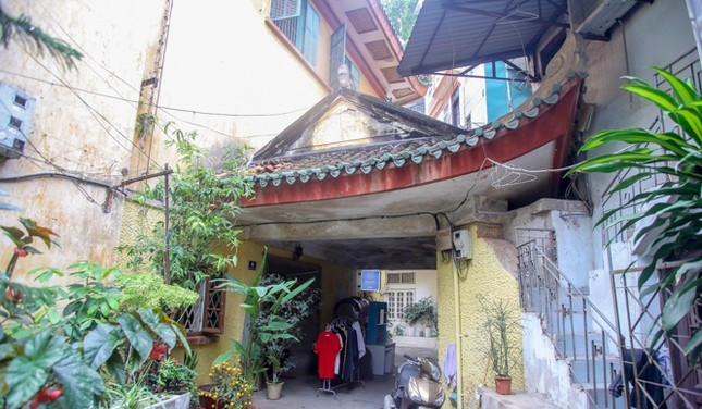 Ngôi biệt thự nằm gần dốc Ngọc Hà, khuất sau dãy hàng quán và ki-ốt mặt phố, vẫn còn giữ nguyên vẹn những mảng tường rào uốn lượn của vườn thượng uyển xưa kia. Ảnh: Tiền phong
