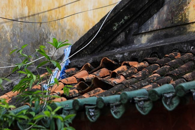 Hệ thống ngói lợp vẫn nguyên vẹn. Ảnh: Dân Việt
