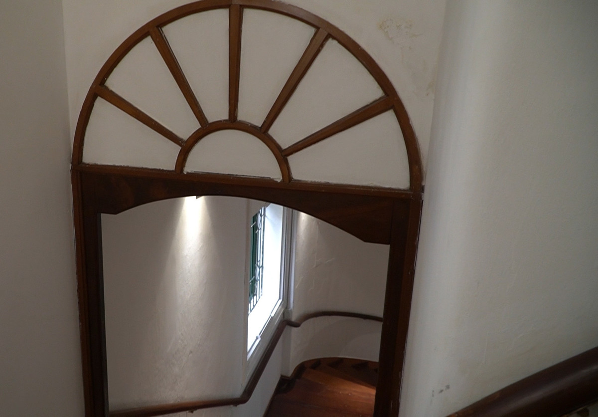 Bên ngoài là kiến trúc mái cung đình rồng phượng đặc trưng của phương Đông nhưng bên trong hoàn toàn theo phong cách phương Tây: Có lò sưởi và tủ âm tường ở tất cả các phòng. Ảnh: Dân Việt