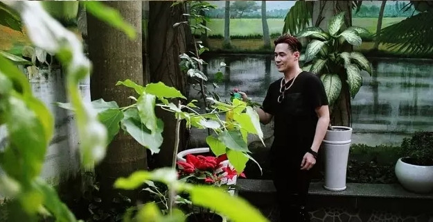 Thời gian rảnh rỗi, Khánh Phương tự tay cắt tỉa, tưới cây trong vườn nhà. Ảnh: FBNV