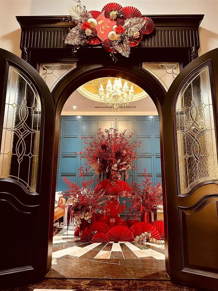 Không gian phòng khách vô cùng hoành tráng, chỉ nhìn qua đã thấy như Tết đã về.