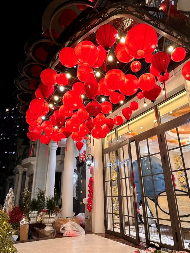 Tết năm nay, sau khi dọn về siêu biệt thự mới, Đoàn Di Băng mạnh tay chi tiền trang trí để đón Tết.