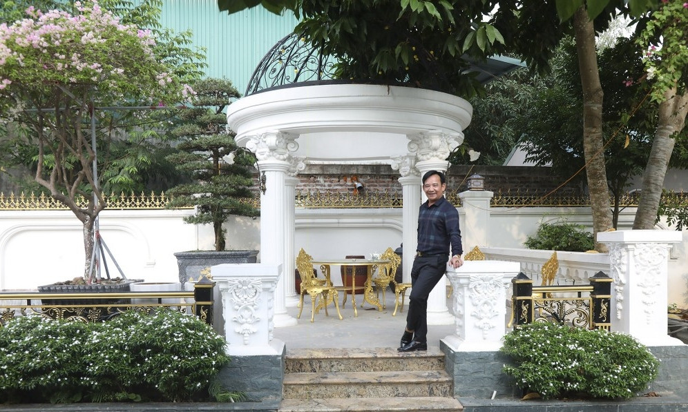 Trong khuôn viên biệt thự của nghệ sĩ Quang Tèo còn có bể bơi, ao cá, khoảng sân rộng, hai khu bàn tiệc ngoài trời... Ảnh: Dân trí