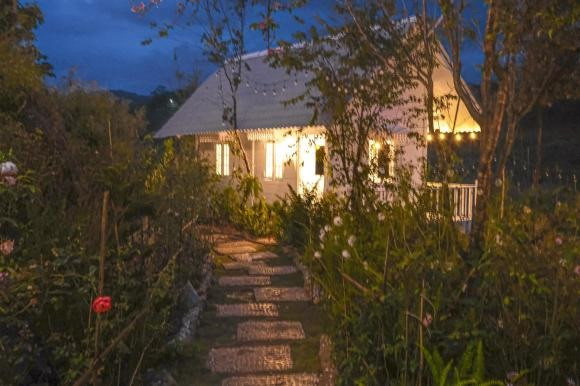 Đêm xuống, ngôi nhà phủ đèn chùm xung quanh. Nguồn ảnh: FBNV