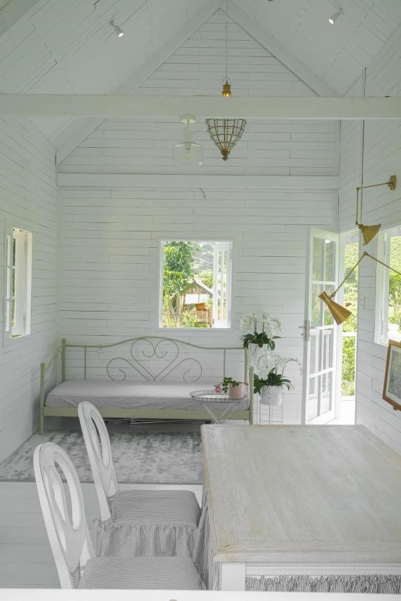 Bên trong nhà là nội thất tối giản.