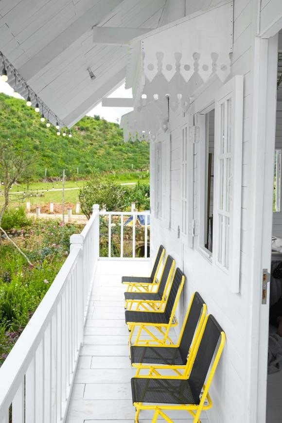 Khu vực ban công được bố trí thành không gian ngắm cảnh.