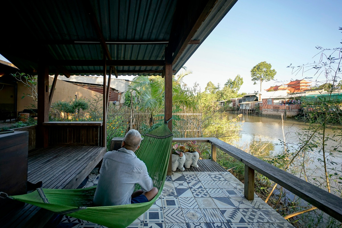 Sau khi phần gỗ chính của ngôi nhà được làm xong, phần gỗ thừa được dùng để lắp một túp lều sàn bên bờ sông.