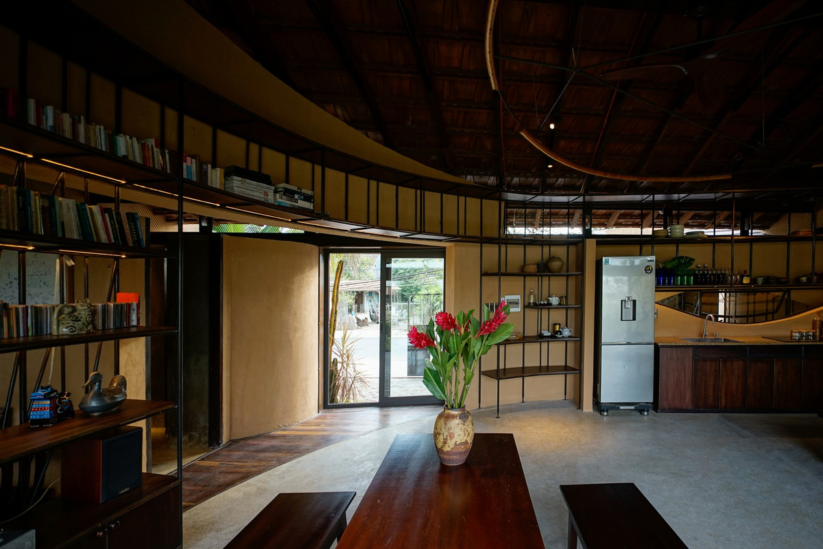 Toàn bộ cấu trúc bằng gỗ của căn nhà được tái sử dụng từ khung của một ngôi nhà cũ ở địa phương.