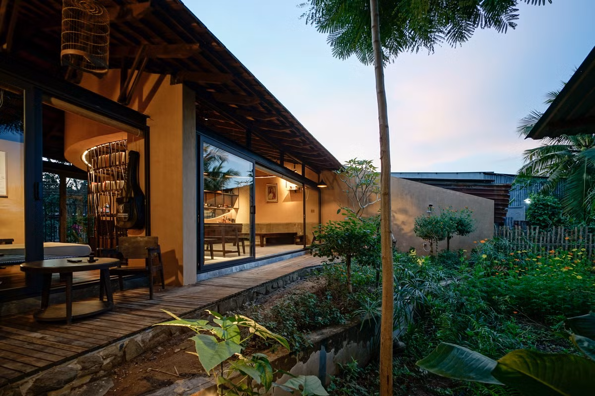 Không gian chung mở hoàn toàn ra hiên và vườn - nơi diễn ra hầu hết các hoạt động trong ngày của gia chủ.