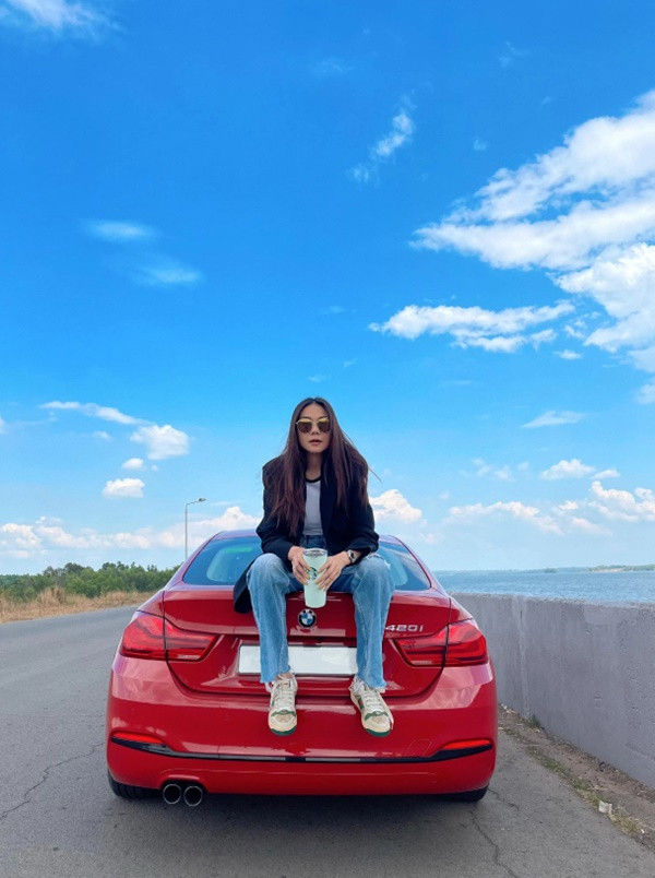 Trước đó, người đẹp cũng sở hữu chiếc Mercedes màu trắng có giá hơn 2 tỷ đồng. Tại một số sự kiện quan trọng, khán giả trầm trồ khi nữ siêu mẫu bước xuống từ chiếc siêu xe Range Rover, giá 6 tỷ đồng.