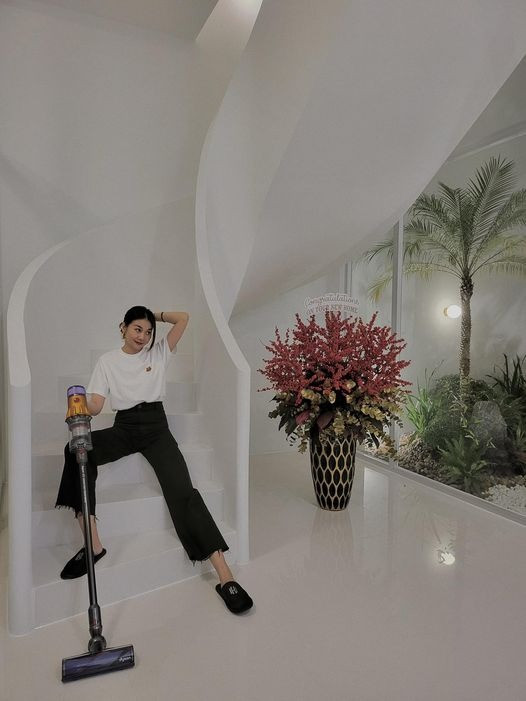 Trong nhà có 1 sàn lớn là phòng dành cho cô, 1 phòng cho gia nhân, 1 phòng tập gym và yoga... Đặc biệt, Thanh Hằng còn xây 2 cầu thang, một dành cho cô và một dành cho khách.