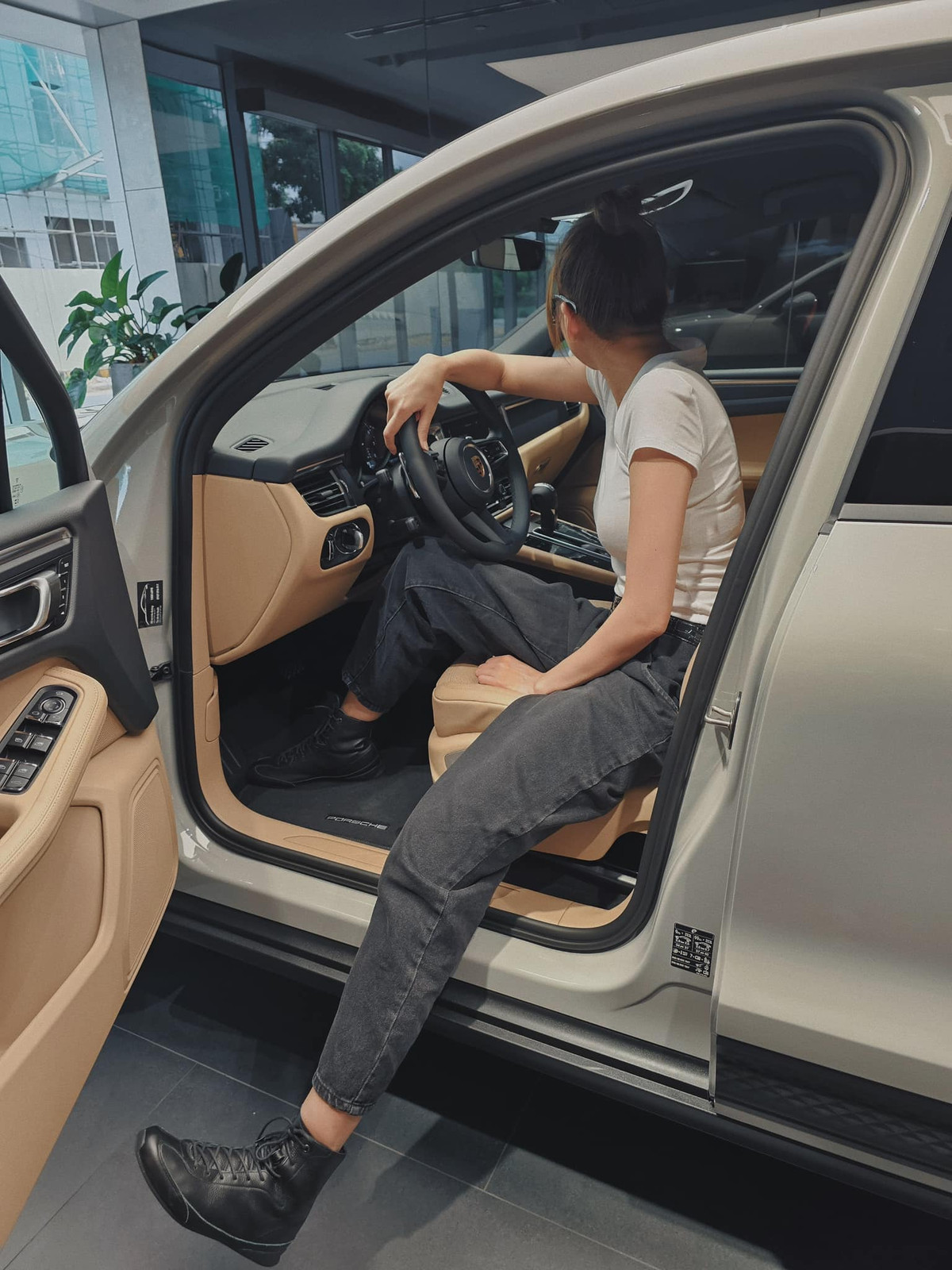 Theo niêm yết từ hãng, dòng xe này có giá tiêu chuẩn từ 3,3 tỉ đồng đến 5,3 tỉ đồng, tùy phiên bản.